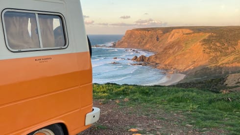 Laranja – Rent a  Blue Classics’s Combi J9