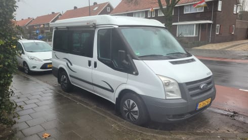 4p Ford campervan uit 2010