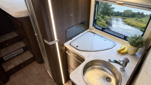 Bürstner 710g Plus | Luxus & Qualität | Elektrisch verstellbares Bett