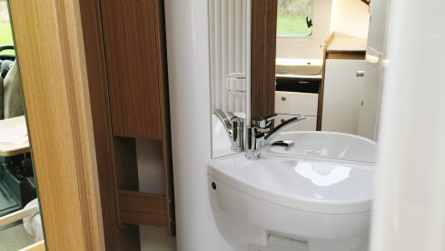 Libby – From 2022!! Good new 4 pers. camper with longitudinal beds and pull-down bed