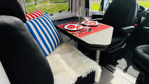 Twin Explorer SLB Luxe Fiat 140 AT9V 3,5T Automaat – 2p Adria Mobil bus uit 2024