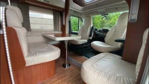 Beautiful camper with the most ideal layout, park your car inside for free