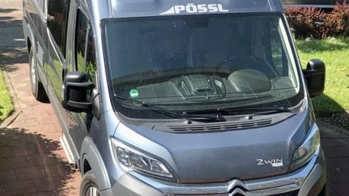 Mooie camperbus Pössl 2WIN PLUS met praktische en mooie opties
