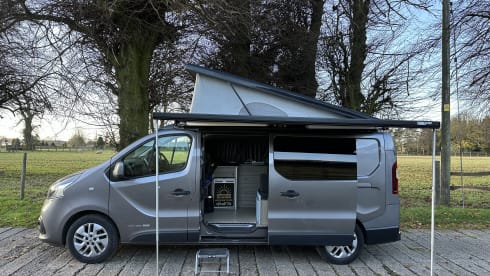 Ronnie Renault – 4 berth Renault Trafic campervan from 2017