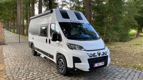 Fully Equipped Dreamer Five Camper – Sleeps 5 – Ideal for Road Trips