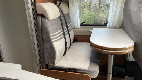 Bus camper Globecar 600L with length beds, for 2 people. Dog allowed.