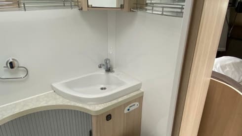 GLYNIS – HOBBY SIESTA DE LUXE A65GM 6 BERTH