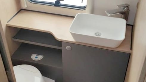 Wohnmobil LMC Tourer Lift, Hubbett, 4 Schlafplätze, Klimaanlage, SAT TV