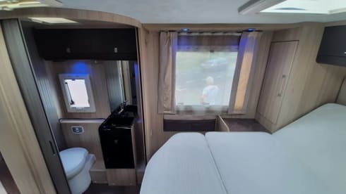 Rollerteam Orion – Hele luxe 4 persoons camper met queensbed en hefbed, veel bergruimte