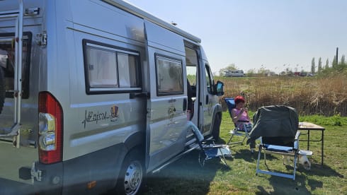 Avonturenbus – Cozy, fresh camper van, self-sufficient.