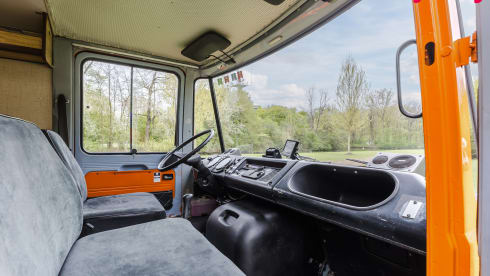 Oranje Mercedez T2 – 3p Mercedes-Benz bus uit 1975
