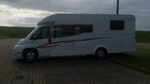 Wohnmobil Teilintegriert mit Einzelbetten und Hubbett  – Sunlight T68