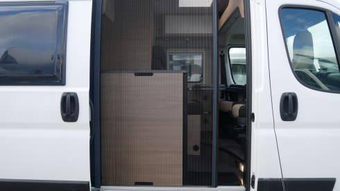 Carado 5.40 meter Buscamper, 2 sleeping - 4 seats.