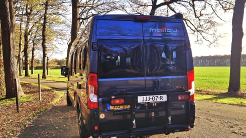 Freedom and enjoyment with our compact Malibu Buscamper (160 HP automatic)