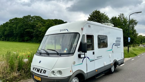 Compleet uitgeruste Hymer vast bed airco zonnepan. 