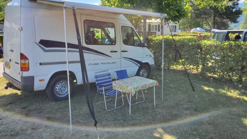 Barry Klasbak – Compact, cozy and maintained Mercedes Sprinter for 2 (tall) people