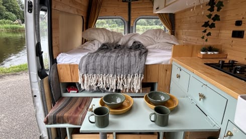 Moby – Cozy, hip self-built Mercedes Sprinter