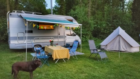 Atmospheric 5-person camper including bedding