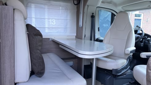Burstner Lxeo 750 – Spacious, luxurious 4-person camper with pull-down bed, complete kitchen and bathroom