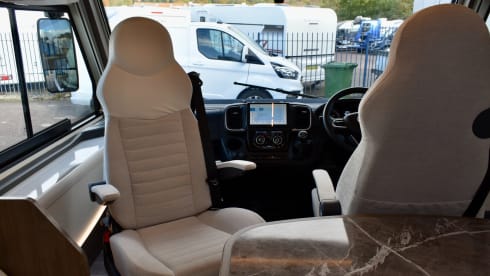 Pegaso  – Splendido camper di classe A - 4 posti letto - 5 cinture di sicurezza, Pegaso 740 