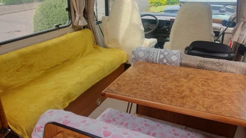 Hymer semi-integrale camper met 6 slaapplaatsen, gebouwd in 1990.