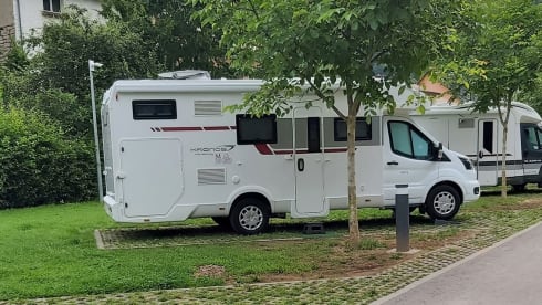 Luxe camper – Luxury automatic Ford 170 HP - With complete equipment for 4 people!