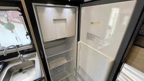 7 berth Adria sunliving ad70dk. Reg 2022