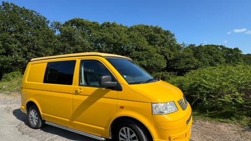 Sunshine Daisy – 4 berth Volkswagen campervan from 2006