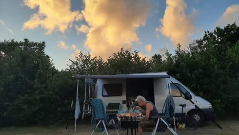 2p attractive, spacious, light Fiat bus camper