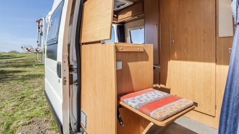 Vip camper loopt lekker met alles er op en aan makkelijk pakeren met een lengte van 5.40  – 2p Peugeot campervan from 2002