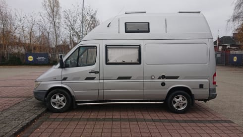 2-person Mercedes-Benz bus from 2003