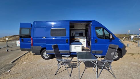 Blauw plezier – 2-person Peugeot Campervan | With new interior 2024