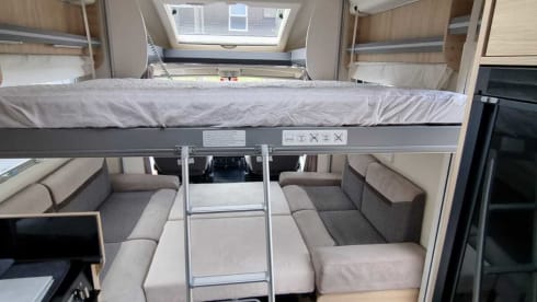 Betty Bob – Betty Bob is een luxe automatische camper met 5 zitplaatsen en 6 slaapplaatsen 