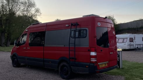 Big Red – 3 couchettes Mercedes-Benz (Off Grid Solar) basé à Birmingham