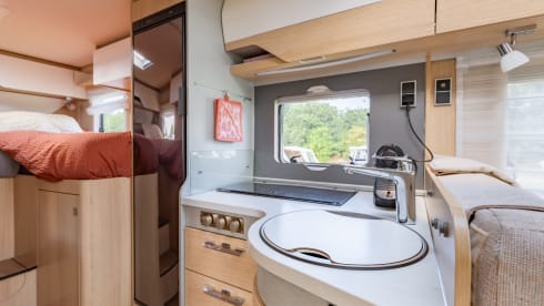 De luxe camper – 2 pers. Hymer Whiteline B600 with air conditioning semi-integrated from 2020