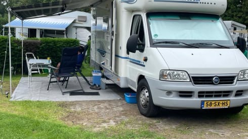 FREEDOM – 4p Adria Mobil semi-integrated uit 2006