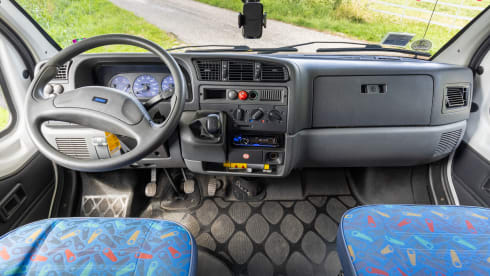 Knaussie – Wonderful compact alcove camper with 4 sleeping places