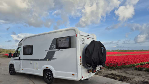 Nice compact 2 person camper with single beds.