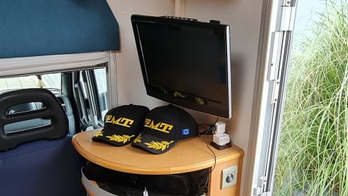 Home #72 – 6p family Knaus sun traveler with alcove.