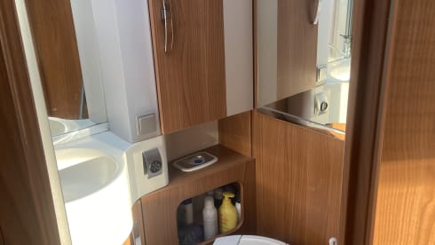 4p Hymer B 674 SL integrated from 2009 including length beds and fold-down bed