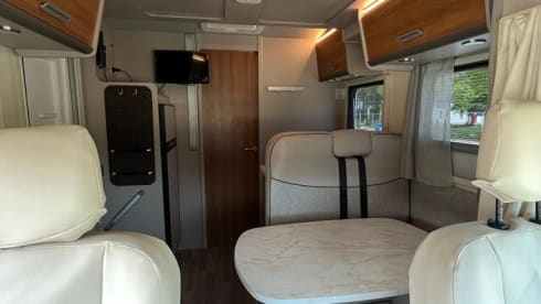 Zo goed als nieuw, zeer luxe, ruime én comfortabele 5pers. camper uit 2022  – 5p Renault semi-integrated from 2022