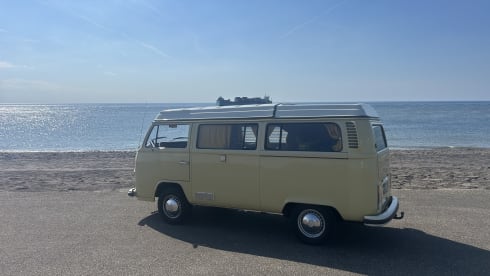 Sandy Beach Bus – 3p Volkswagen campervan from 1973