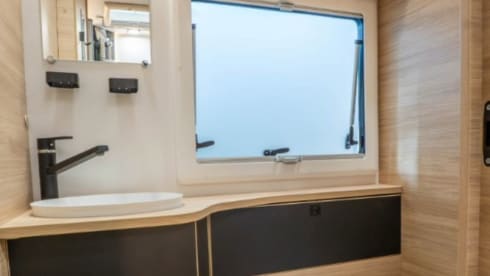 Chausson spacieuse avec boîte automatique, idéale pour les familles