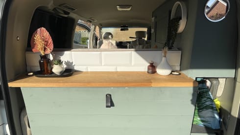 Nissan Elgrand – Cosy and Stylish Camper
