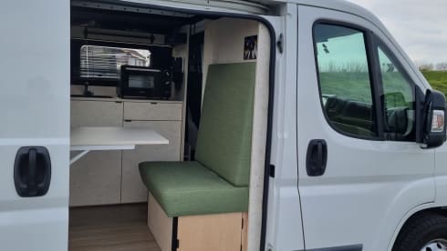 Lux – 2p Peugeot bus uit 2012