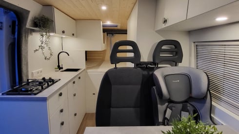 Pura Vida Van – 3-person bus camper built in 2023