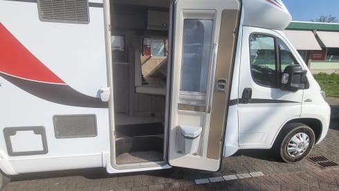 4p Bürstner camper 2016 KM FREE!