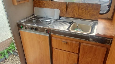 Hymer semi-integrale camper met 6 slaapplaatsen, gebouwd in 1990.