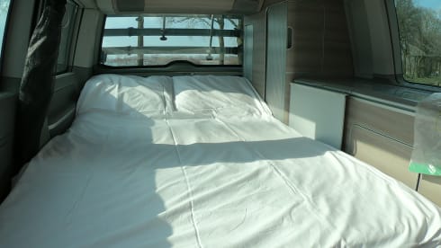 Zilver – Volkswagen T5 automatic California Bus camper with sleeping roof.