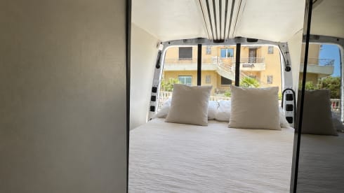 The Laurent – Luxury 3 berth Mercedes-Benz 907 Campervan